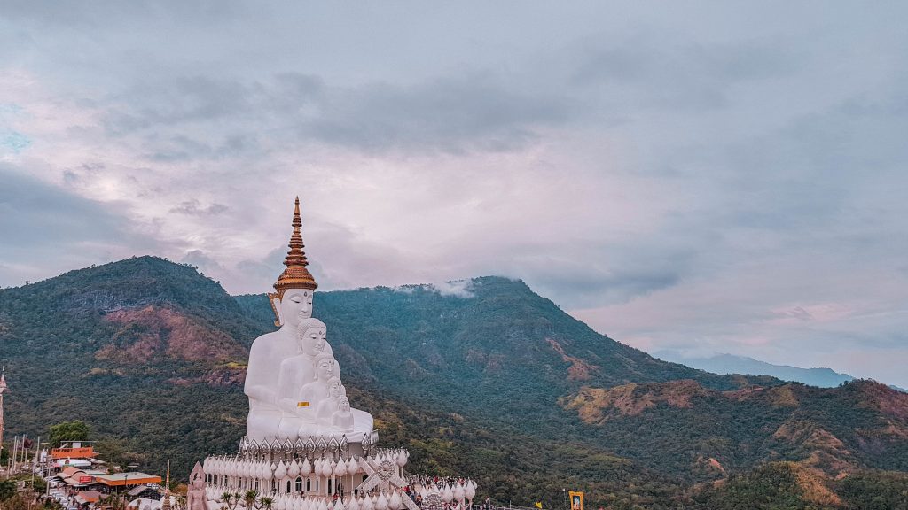 Wat Pha Sorn Kaew: 5 large white buddha temple