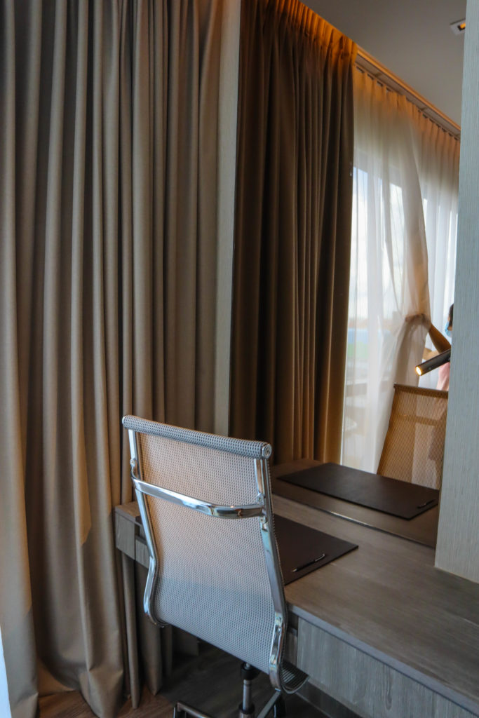 Dusit Thani Laguna Singapore: Deluxe Laguna room's desk area