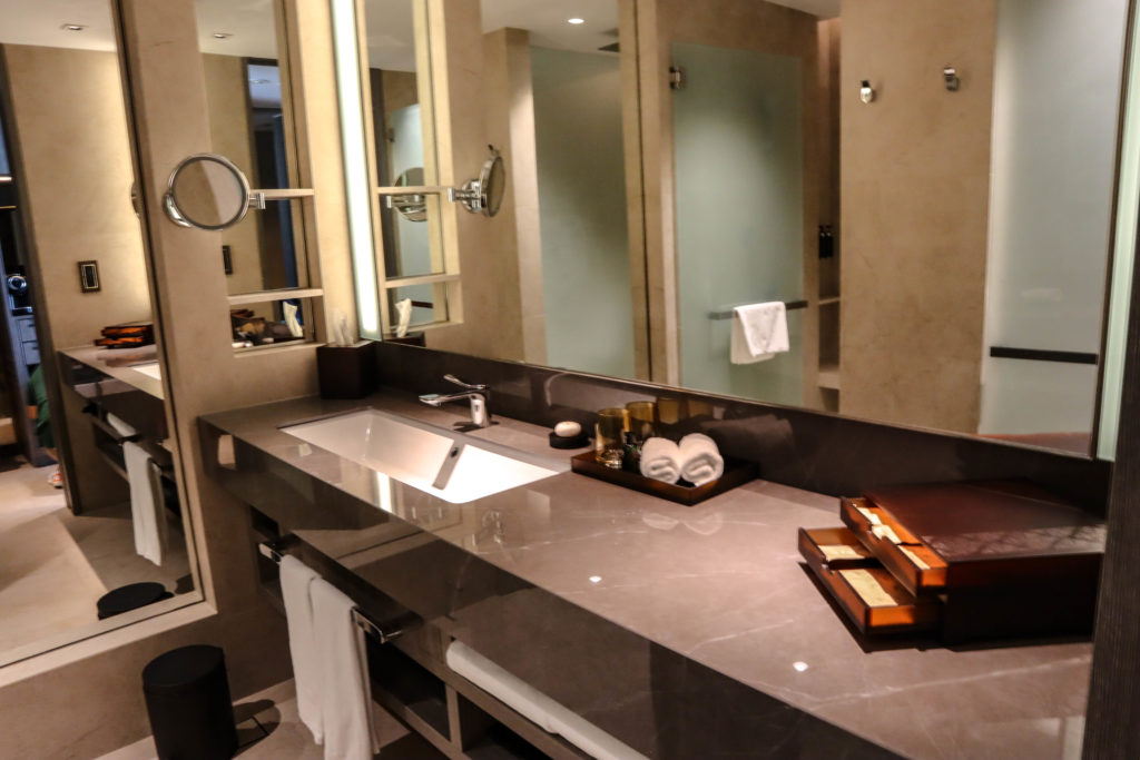 Dusit Thani Laguna Singapore: Deluxe Laguna room's bathroom